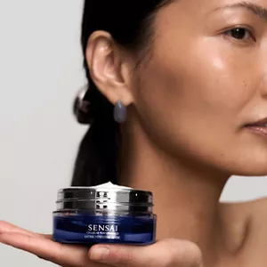 Nahaufnahme einer Person, die einen Tiegel Cellular Performance Extra Intensive Mask auf der Handfläche hält.